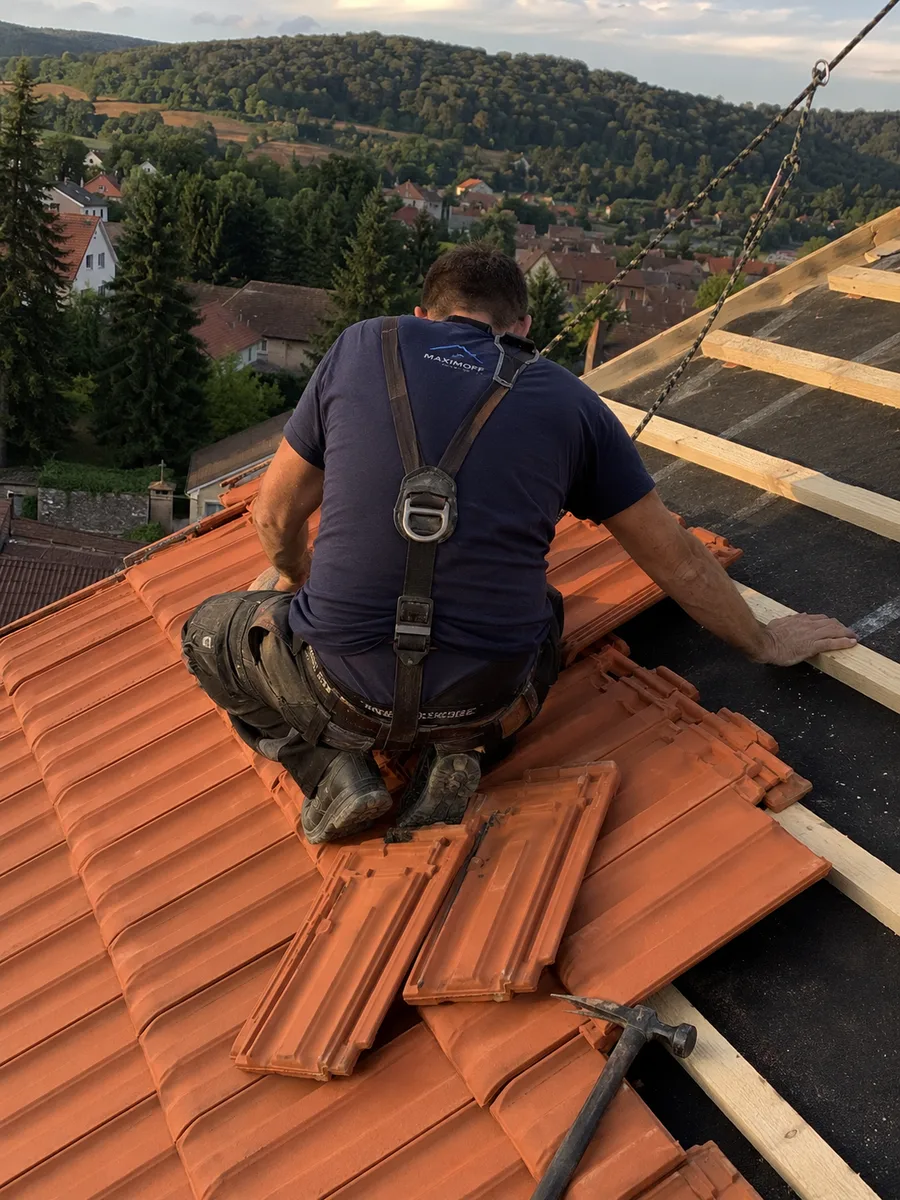 Couvreur Maximoff Toiture harnaché, au travail sur une toiture en tuile terre cuite en Haute-Saône